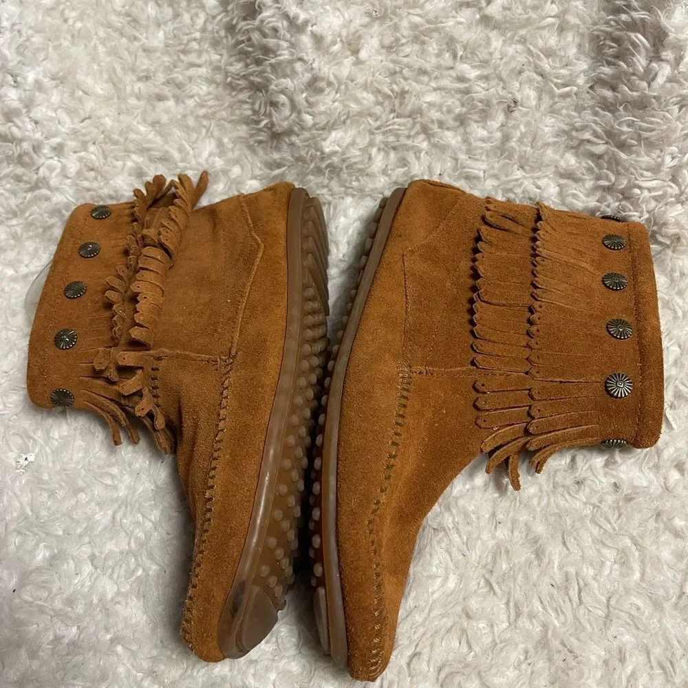 Womens Minnetonka leather Suede Double Fringe Indian Moccasin Ankle Boots SZ 10.